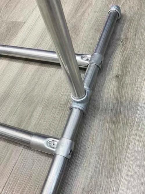 租房铁管衣架怎么放