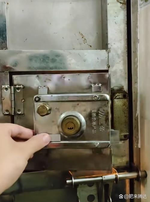 出租房门锁了怎么开