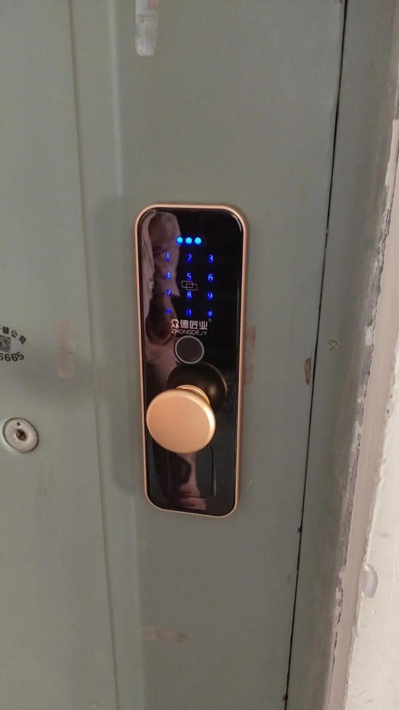 出租房门锁了怎么开