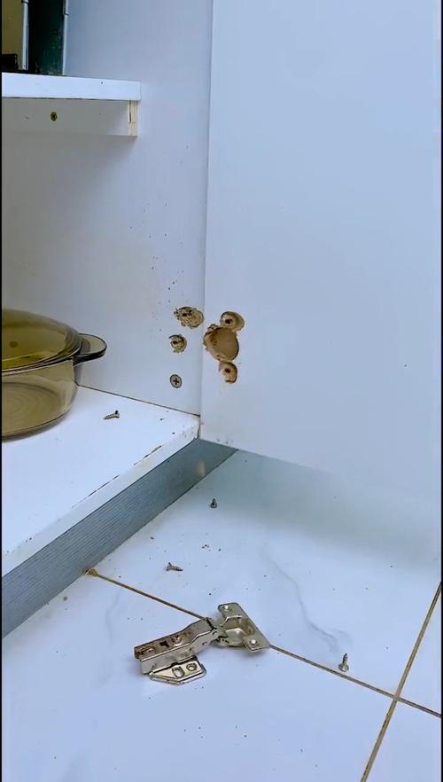 租房橱柜门坏了怎么修