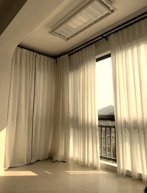 租房阳台窗帘怎么装