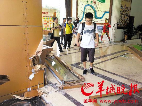 杭州某楼盘售楼处被砸