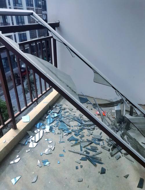 杭州某楼盘售楼处被砸