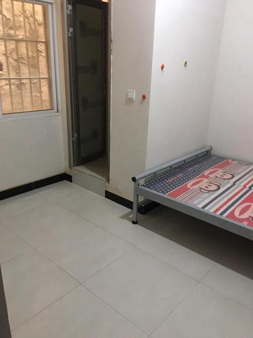 租房墙怎么贴