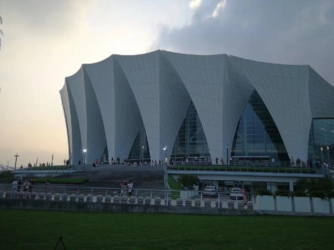 东方体育中心附近楼盘